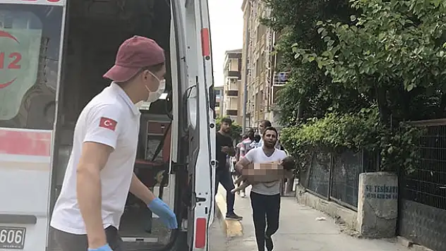 Nefes alamayan oğlunu ambulansa taşıyan babanın yürek yakan feryatları