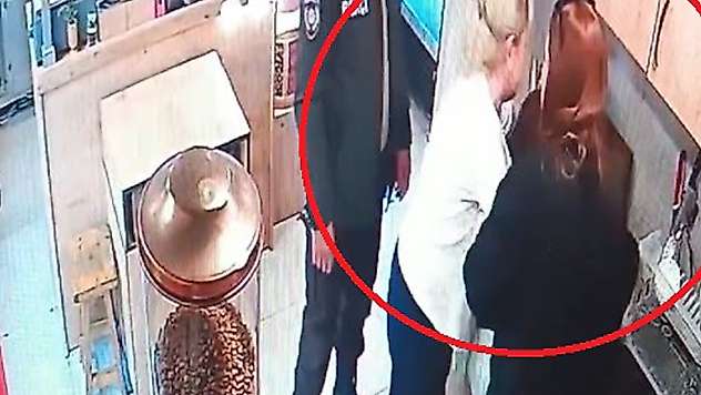 Nefes borusuna çiğ köfte kaçan çocuk, bekçinin Heimlich manevrasıyla kurtuldu
