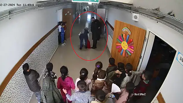 Nefes borusuna madeni para kaçan öğrenciyi, öğretmen 'Heimlich' manevrasıyla kurtardı