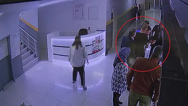 Nefes borusuna tavuk döner kaçan öğrencisini 'Heimlich' manevrasıyla kurtardı

