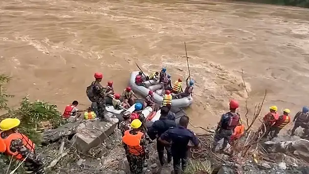 Nepal'de iki ayrı kazada otobüslerin nehre yuvarlanması sonucu 62 kişi kayboldu
