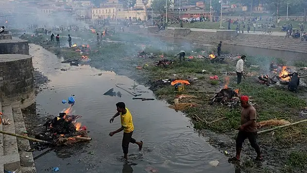 Nepal'de ölenler yakılmaya başlandı