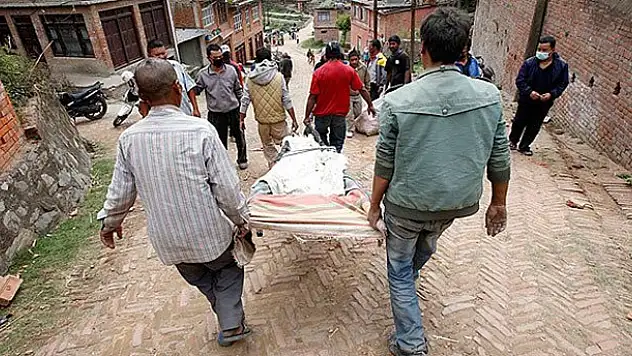 Nepal'de ölü sayısı 7 bin 40'a yükseldi