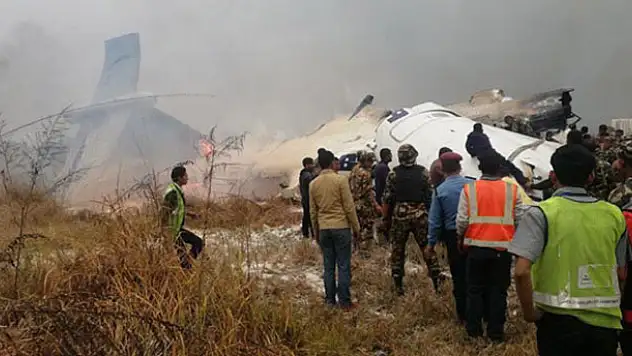 Nepal'de yolcu uçağı düştü!