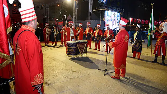 Neşet Ertaş türkülerine 'mehter' yorumu