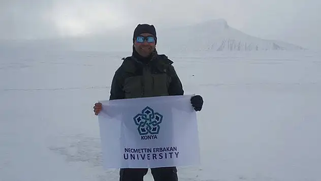 NEÜ bayrağı Norveç buzullarında