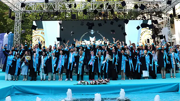 NEÜ birincileri 'Mezuniyet ve Geleceğe Mesaj Töreni' ile kep attı
