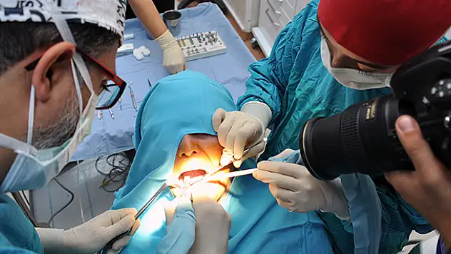 NEÜ'de canlı yayında implant ameliyatı