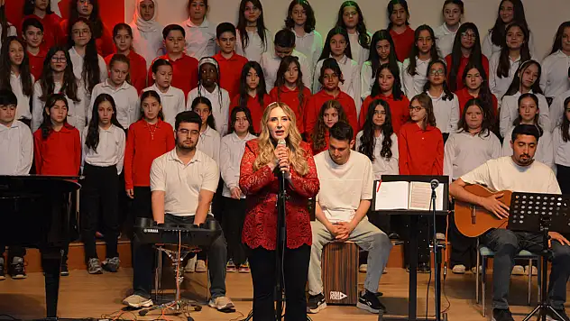 NEÜ'de çocukların sesleri salonu duygulandırdı