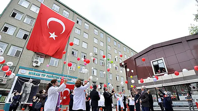 NEÜ'de tedavi gören çocuklar için balonlar uçuruldu