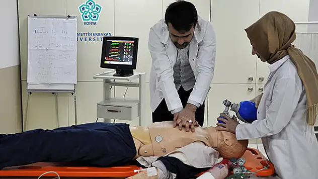 NEÜ'de tıp ve sağlık öğrencilerine uygulamalı eğitim