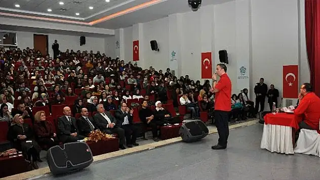 Neü'de Ünlü Şefler Deneyimlerini Öğrencilerle Paylaştı