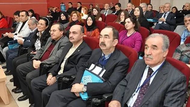 NEÜ'de yabancı dil eğitiminin sorunları konuşuldu