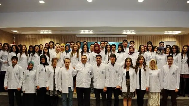 Neü Diş Hekimliği Fakültesi'nde Önlük Giydirme Töreni