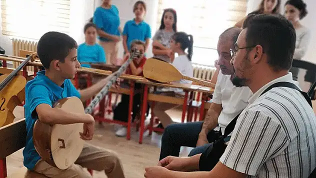 NEÜ, geleceğin müzisyenlerinin yanında