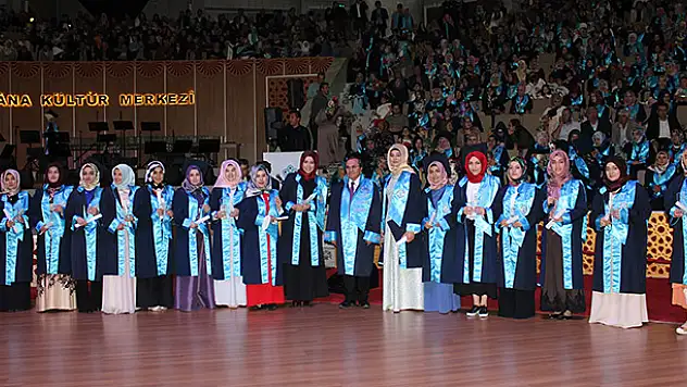 NEÜ İlahiyat Fakültesi'nde mezuniyet coşkusu