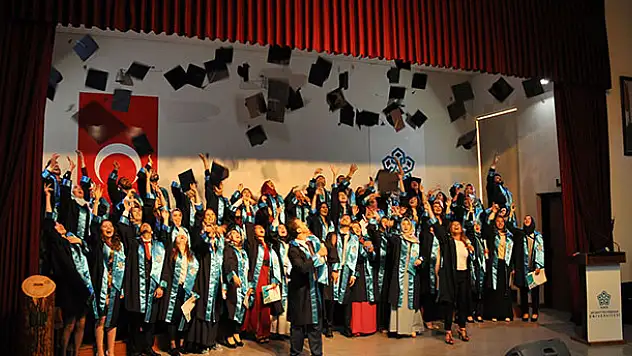 NEÜ ilk mezunlarını törenle uğurladı