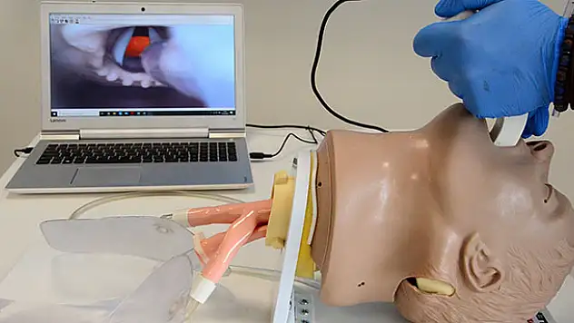 NEÜ yerli imkanlarla düşük maliyetle videolaringoskop cihazı prototipi üretti