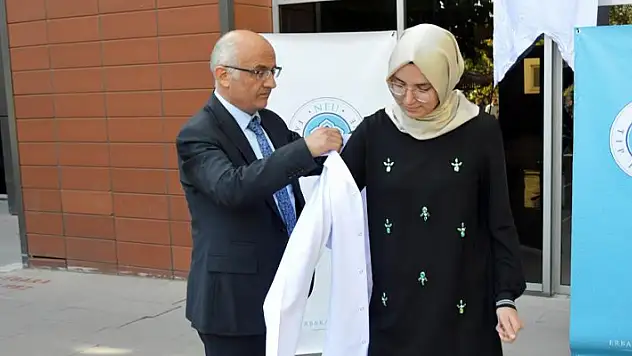 NEÜ'de Beyaz Önlük Giyme Töreni düzenlendi
