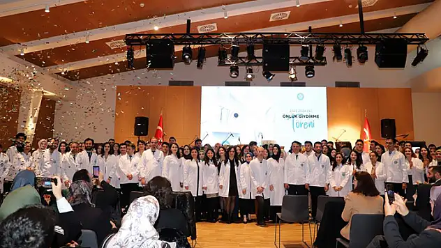 NEÜ'de geleceğin diş hekimleri beyaz önlüklerini giydi
