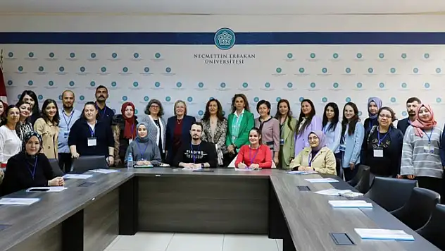 NEÜ'de hemşirelere 'Rehber Hemşire Eğitimi' kursu verildi
