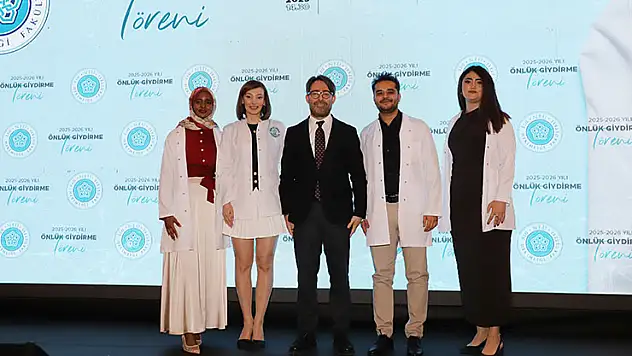 NEÜ'de öğrenciler, beyaz önlükleriyle mesleğe ilk adımı attı