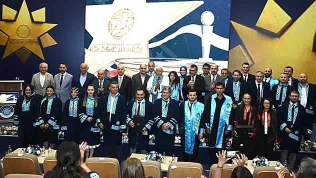 NEÜ'nün yıldızları ödül gecesinde parladı
