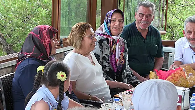 Nevin öğretmen 47 yıl sonra Konya'da öğrencileriyle buluştu