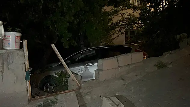 Nevşehir'de otomobil evin bahçesine girdi: 2 yaralı
