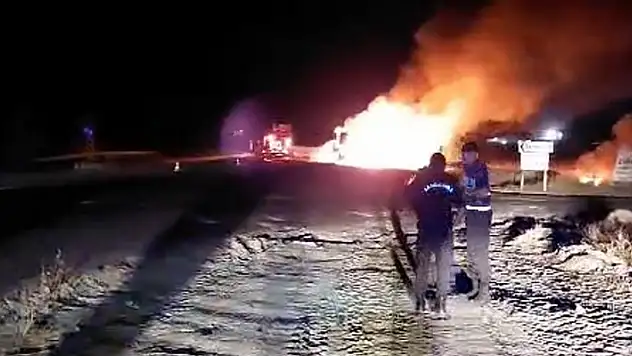 Nevşehir'de seyir halindeki tır yandı
