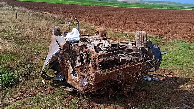 Nevşehir'de, takla atıp tarlaya uçan otomobildeki 3 kişi yaralandı
