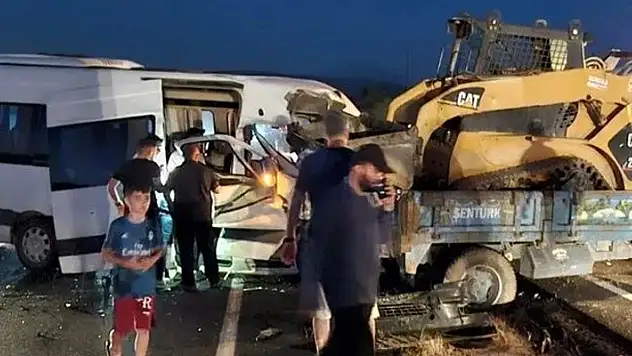 Nevşehir'de traktör ile turistlerin taşındığı minibüs çarpıştı: 10 yaralı
