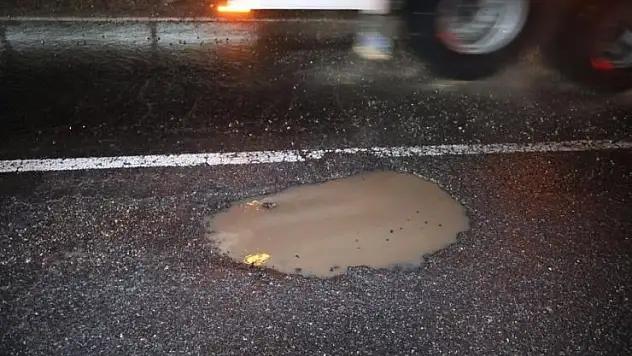 Nevşehir'de yolda oluşan çukurlar, 5 aracı yolda bıraktı