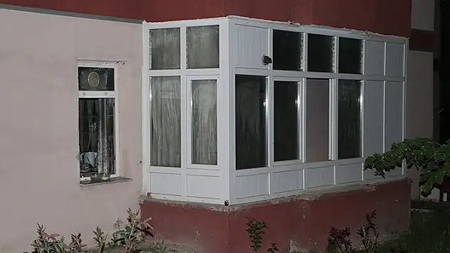 Niğde'de bir kişi benzin dökerek evlerini yaktı
