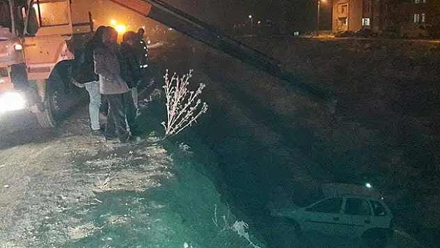 Niğde'de buzlanma nedeniyle otomobil dereye uçtu