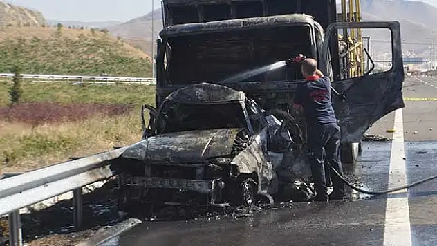 Niğde'de kamyonla çarpışan otomobil yandı: 2 ölü