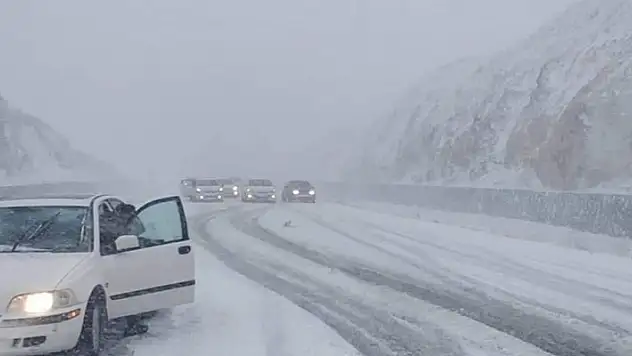 Niğde'de kar kalınlığı 10 santimetreye yaklaştı! Araçlar yolda kaldı