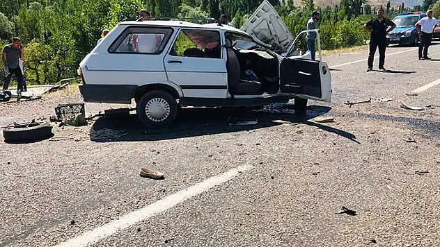Niğde'de minibüs ile otomobilin çarpıştığı kazada 2 kişi öldü, 1 kişi yaralandı
