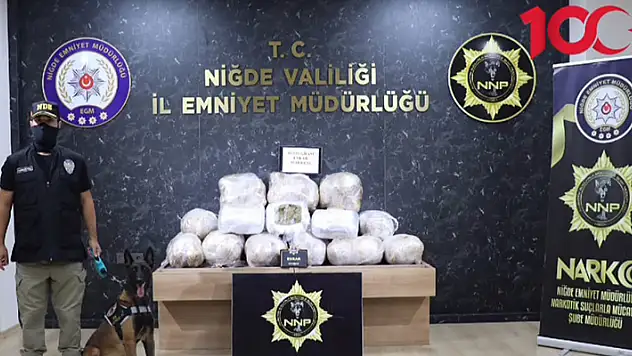 Niğde'de polisin durdurduğu tırdan 86 kilo 950 gram esrar ele geçirildi
