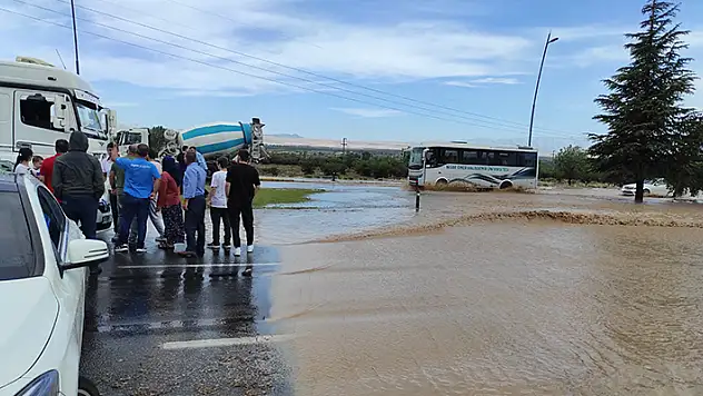 Niğde'de sağanak hayatı olumsuz etkiledi
