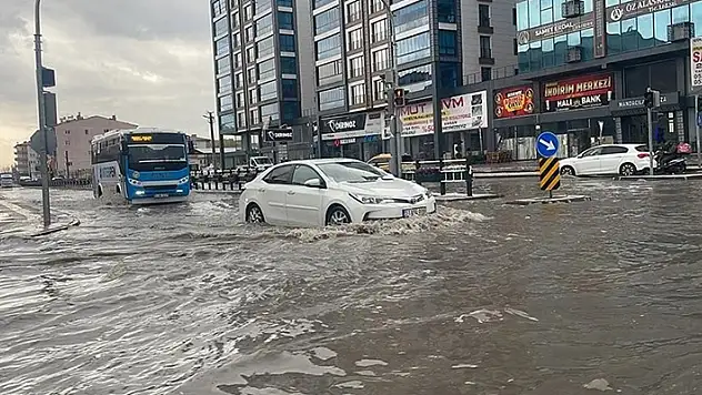 Niğde'de sağanak ve dolu hayatı olumsuz etkiledi
