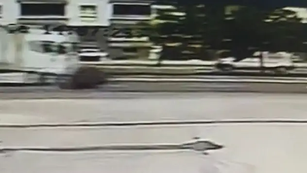 Niğde'de tırın çarptığı otomobil, sürüklendi o anlar kamerada

