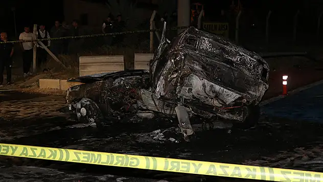 Niğde'de yayaya çarpan otomobil elektrik direğine çarparak alev aldı: 3 ölü
