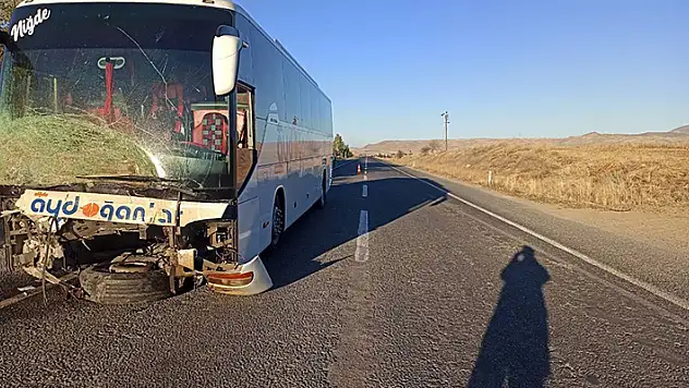 Niğde'de yolcu otobüsü ile otomobil çarpıştı: 1 ölü, 3 yaralı

