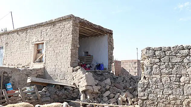 Niğde'deki depremde 17'si ağır, 126'sı hafif 143 ev hasar gördü