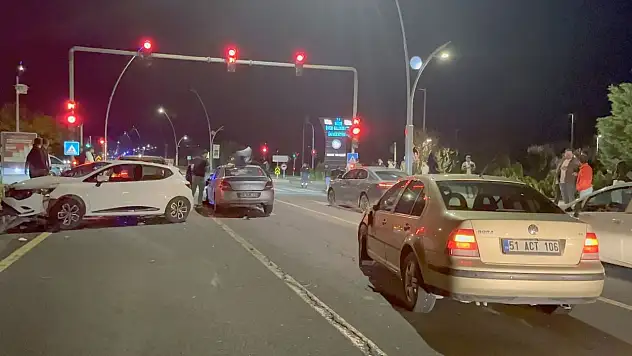 Niğde-Konya yolu üzerinde 5 araç birbirine girdi