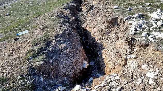 Niğde ve Konya depreminde Aksaray'da yol ve araziler yarıldı