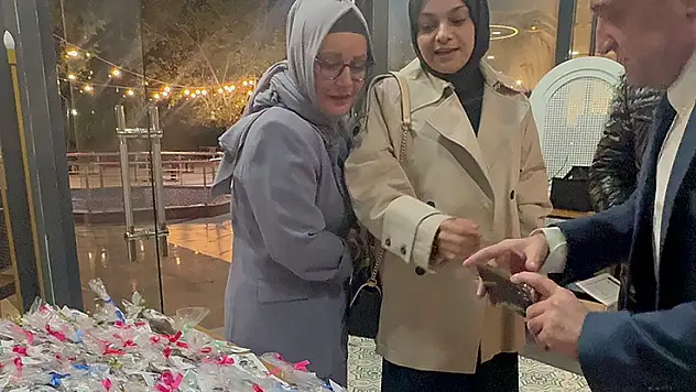 Nişanda şeker yerine mama dağıttılar