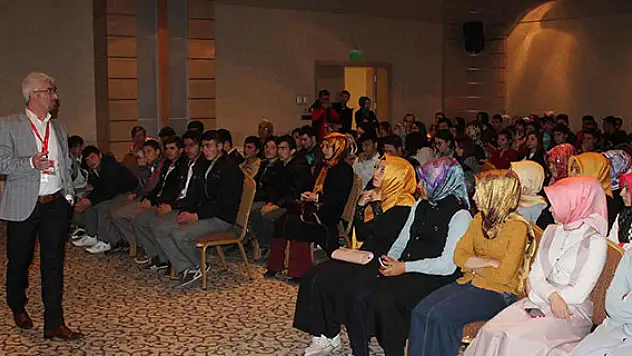 Nişantaşı Üniversitesi Konya'da öğrencilerle buluştu