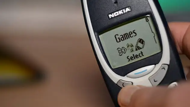 Nokia 3310'u pres makinesi ile ezdiler!